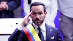 Abelardo de la Espriella se lleva la mano a la sien tras recibir la banda presidencial