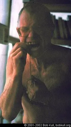 Bob Kull tentando extrair um dente com um fio