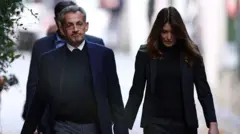 نیکلا سارکوزی و همسرش کارلا برونی