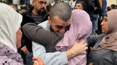 Un hombre abraza a una mujer