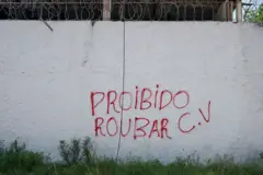Pichação com os dizeres "proibido roubar CV" em um muro de uma rua na zona norte de Belém, no Pará