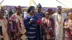 Àwọn èèyàn lọkunrin àti lobinrin tó péjú síbi àjọ̀dún àṣà nilu Ogbomoso wọ onírúurú aṣọ oke toke tilẹ̀ pẹlu ìlẹ̀kẹ̀ lọrun àti ní ọwọ́ wọn.