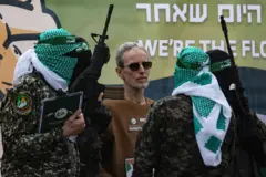 hamas üyelerinin arasındaki güneş gözlüklü rehine 