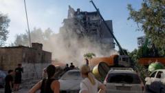 Загиблих уже 30: у Києві далі дістають людей з-під завалів після наймасованішої атаки Росії