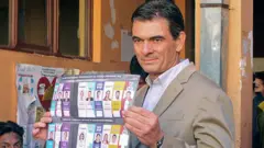 O candidato Rodrigo Paz mostra à imprensa a cédula de candidatos para a eleição na Bolívia.