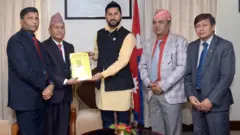 प्रतिवेदन बुझ्दै गृहमन्त्री रवि लामिछाने