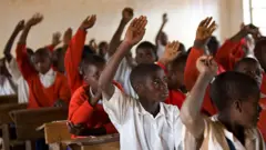 Awọn olukọ to nawọ soke ni kilaasi