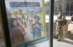 جندي بريطاني في مدينة مزار شريف شمال أفغانستان، في 3 أكتوبر/تشرين الأول 2004