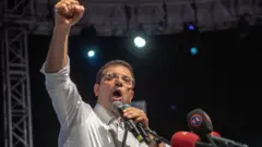 Kantiibaan magaalaa Istaanbul Ekrem Imamoglu yeroo mormii filannoo kantiibaa Istaanbul keessatti irra deebiin gaggeeffamu mormuun, Caamsaa 6, 2019, yeroo deeggartoota isaanitti dubbatan harkaa agarsiisan.