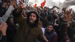 Manifestantes gritam em protesto na rua em Gaza