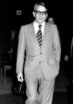 Akbar Etemad, vice-primeiro-ministro do Irã, no Aeroporto de Sydney, em 2 de maio de 1978.