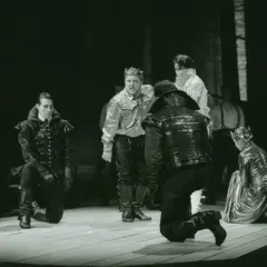 O ator Simon Russell Beale interpretou Eduardo 2º na produção da RSC em 1990, refletindo a política LGBT da época