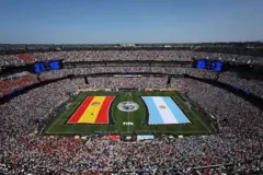 Las banderas de España y Argentina aparecen desplegadas en el césped del estadio de Nueva Jersey, EE.UU., antes de la final del Mundial 2026.