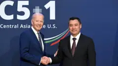 Жо Байден менен Садыр Жапаров