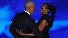 Michelle Obama y Barack Obama en la Convención Nacional Demócrata el 20 de agosto de 2024.
