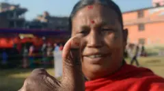 मतदान गर्दै जेष्ठ नागरिक ﻿
