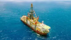 Navio petroleiro no mar.