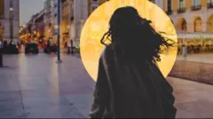 Uma pesssoa de costas andando na rua