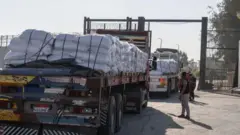 Aid trucks dey enta Gaza from Egypt