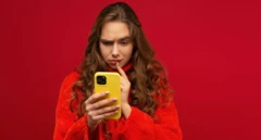 ስልክ የያዘች ሴት 