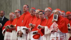O cardeal Luis Antonio Tagle, o cardeal Pietro Parolin e outros cardeais estão de pé, no dia da trasladação do corpo do Papa Francisco, na Basílica de São Pedro, no Vaticano, em 23 de abril de 2025