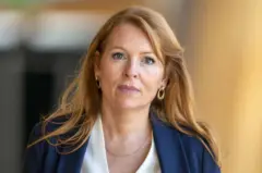 Parlamentar escocesa Ash Regan, de terno azul