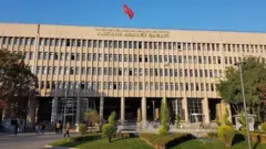 Ankara Ulus'ta yer alan Adalet Sarayı binasının karşıdan görünümü. 