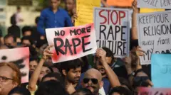 Dubartoonni gudeedaman haqa akka argatan gaafachuuf hiriirri nagaa bakkeewwan Hindii baay'eetti bahameera