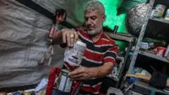 Махди Крира создает своих кукол из любого подручного материала, который он подбирает на улицах Газы