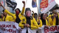 diadang-tni-dan-polisi-di-dekat-bundaran-hi-aksi-mahasiswa-tolak-kenaikan-harga-bbm-diwarnai-kericuhan-agar-rakyat-tahu-situasi-sekarang-tidak-baik-baik-saja