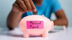 गेल्या वर्षी भारतीय शेअर बाजारात सुरू झालेली घसरण अजूनही सावरताना दिसत नाहीये. 