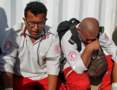 Filistin Kızılayı görevlileri ağlıyor