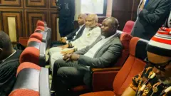 Nnamdi Kanu for di middle of two oda men