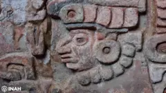 Una cabeza y otras figuras labradas en piedra en la Tumba 10 de Huitzo, Oaxaca