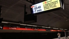 Табло с расписанием поездов в метро Барселоны