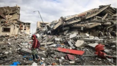 Des maisons en ruine après bombardements