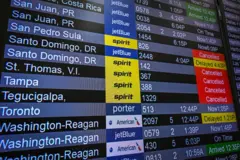 Una pantalla de un aeropuerto muestra los vuelos de la quebrada Spirit Airlines con el letrero de cancelado.