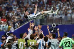 Messi es lanzado al aire por los futbolistas de Argentina al festejar el triunfo en el Mundial 2026 ante Egipto.