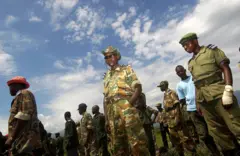 Aba barwanyi ba FDLR bari mu kigo kijejwe gusubiza mu buzima busanzwe abahoze ari abarwanyi ahitwa Luvungi muri Kivu y'Epfo ku wa 15 Kigarama (12) 2005, mu kwitegurira gutahuka mu Rwanda