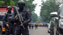 Selain terduga pelaku bom bunuh diri yang tewas, satu orang lainnya yang meninggal adalah anggota polisi.