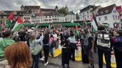 Activistas propalestinos protestan en Basilea contra la participación de Israel.