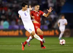 اللاعب السوري بابلو صباغ (يمين) مع اللاعب الأوزبكستاني رستمجون آشورماتوف خلال مبارة جمعت المنتخبين في كأس آسيا