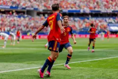Jogadores da Espanha comemorando