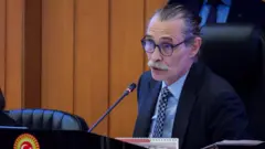 ERDAL Beşikçioğlu bir koltukta mikrofona konuşuyor. 