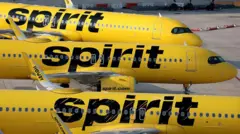 Tres aviones amarillos con el logo de Spirit.