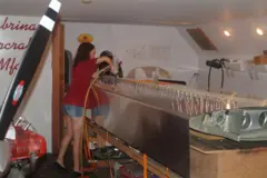 Sabrina González Pasterski trabalhando com peças de metal e ferramentas