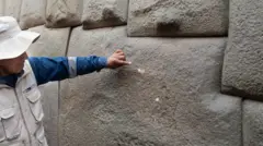 O ministro da Cultura do Peru mostra os danos causados à pedra dos 12 ângulos