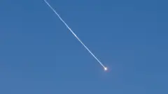 İran füzesi gökyüzünde görülüyor.
