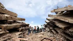 Rescatistas en edificio derrumbado, Caraballeda, La Guaira.