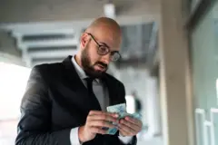 Homem de terno contando dinheiro